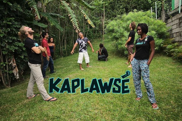 Membres et proches de Kaplawsé dans un jardin à La Réunion