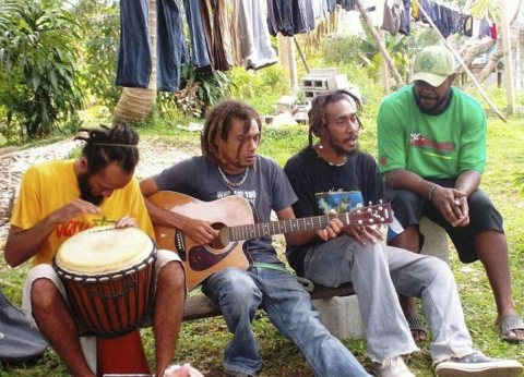 Session acoustique avec percussion et guitare